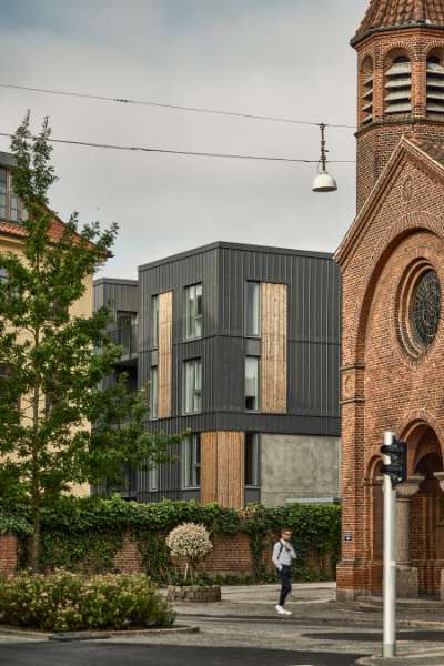Steel profiles and wood united on the façade of modern homes in Aalborg, Badehusvej 1, 9000 Aalborg